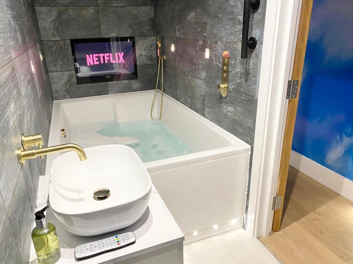 Cloud9 Guest House - By Coastline Retreats - 2 Bedroom Self Contained Garden Flat - Luxury Bath, Netflix, Superfast Wifi, Parking Included Bournemouth Esterno foto